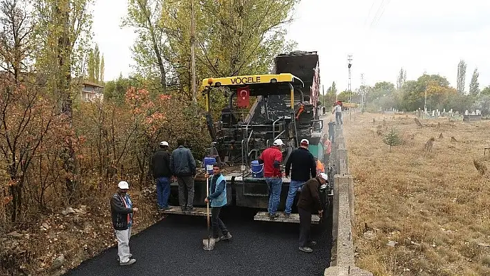 Başkan Çelik, Sarıoğlan'dan sonra Akkışla'da asfalt çalışmalarına katıldı ve Akkışlalılarla bir araya geldi