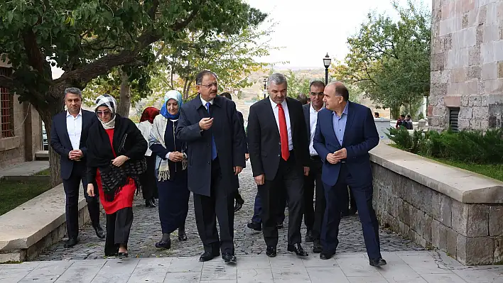 Kayseri protokolü Talas Gençlik Merkezi'ni gezdi