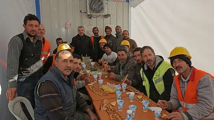 Başkan Çelik'ten işçilere pazar sürprizi
