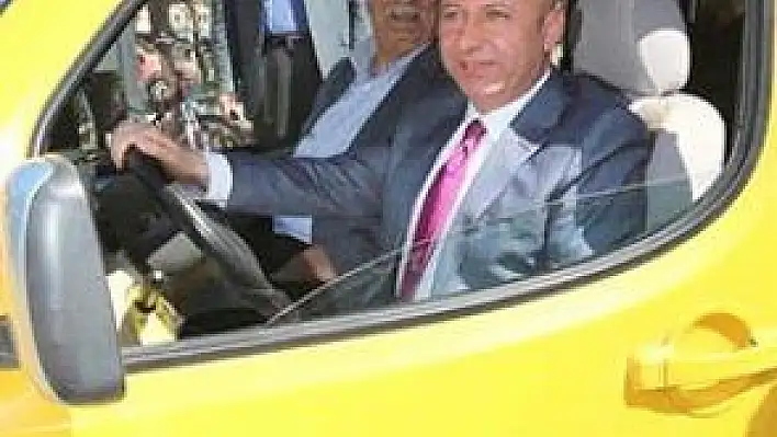 BAŞKAN ÇOLABAYRAKDAR TAKSİCİ OLDU,İLÇE TURU ATTI