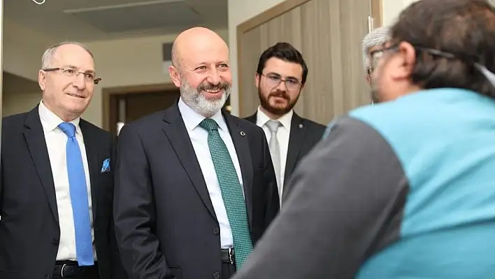 Başkan Çolakbayrakdar'dan hastalara moral ziyareti