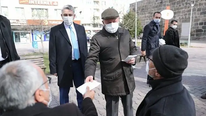 Denetimlerde maske dağıttılar