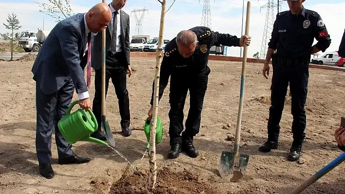 Başkan Çolakbayrakdar, emniyet personeli ile birlikte ağaç dikti
