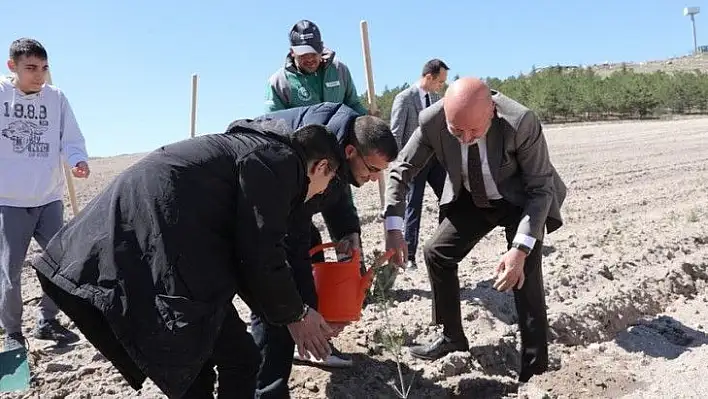 Başkan Çolakbayrakdar Engelliler Haftasını fidanlarla taçlandırdı