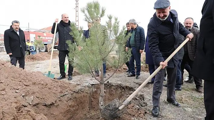 Başkan Çolakbayrakdar: 'Mahallelerin kimliğini koruyacak projeler geliştiriyoruz'