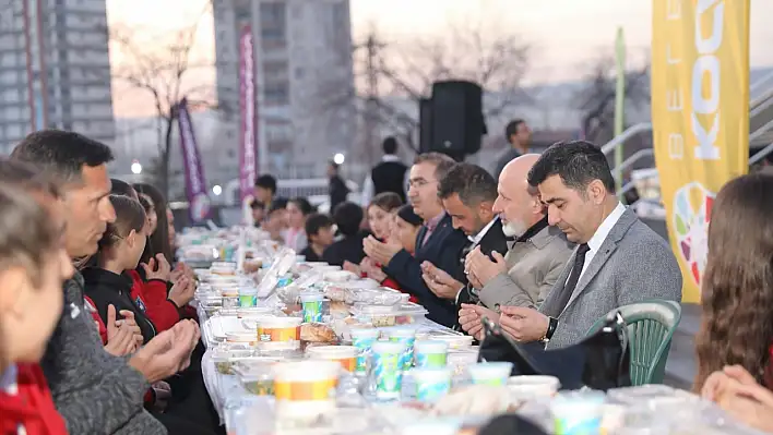 Başkan Çolakbayrakdar öğrenci ve aileleriyle iftar yaptı