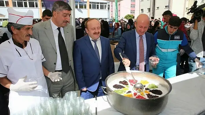 Başkan Çolakbayrakdar, öğrencilere aşure dağıttı