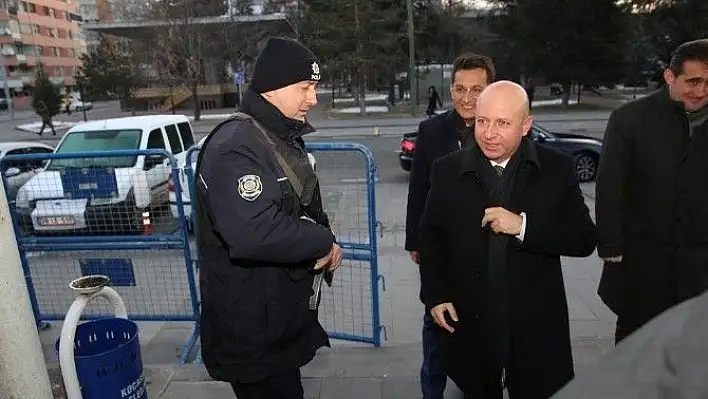 Başkan Çolakbayrakdar sabah çayını polislerle birlikte içti