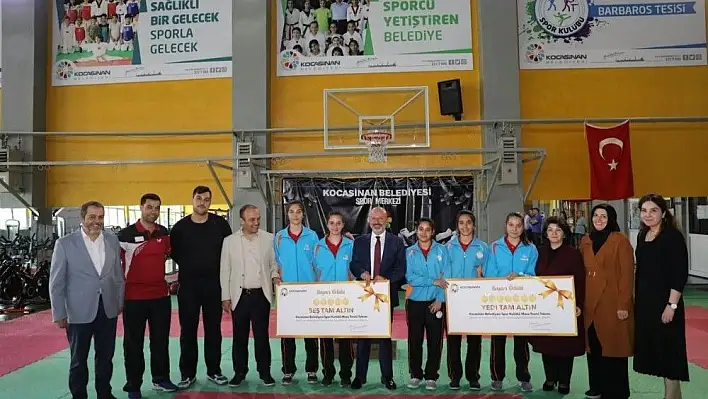 Başkan Çolakbayrakdar, sporcuları ödüllendirdi
