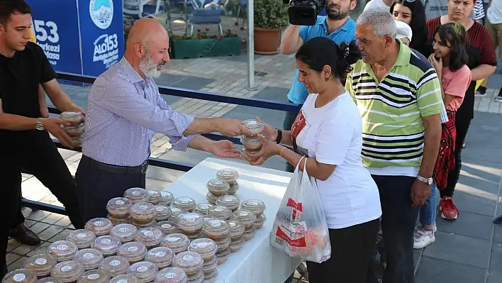 Başkan Çolakbayrakdar, vatandaşlara aşure dağıttı