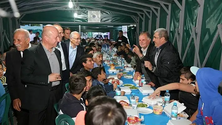 Başkan Çolakbayrakdar Ziya Gökalp Mahallesi sakinleriyle iftar açtı