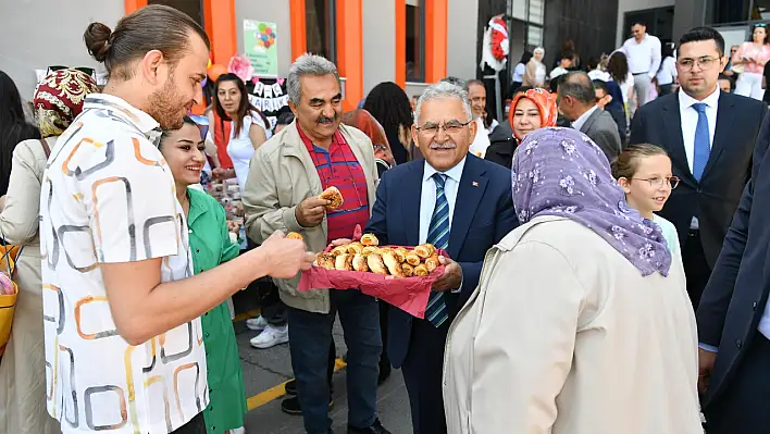 Başkan elleriyle börek ikram etti!