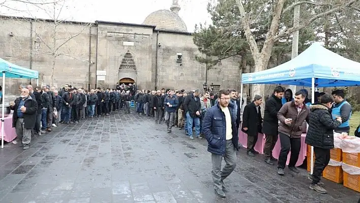 Başkan, gençlerle şehitler için sabah namazında buluştu
