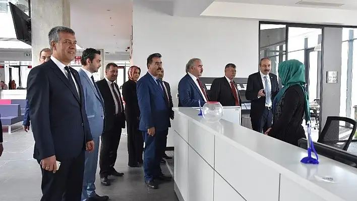 ilk mesai gününde onları ziyaret etti