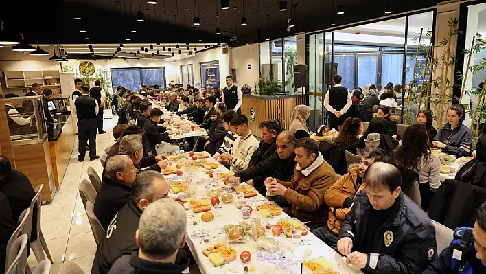 Başkan ilk iftarını vatandaşlarla İftar Sofrası'nda yaptı