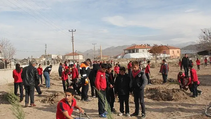 Başkan Karayol, öğrencilerle birlikte ağaç dikti