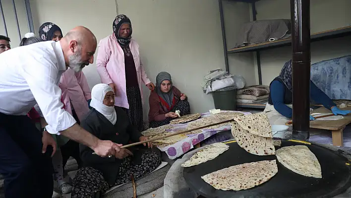 Başkan kendi elleriyle yufka pişirdi