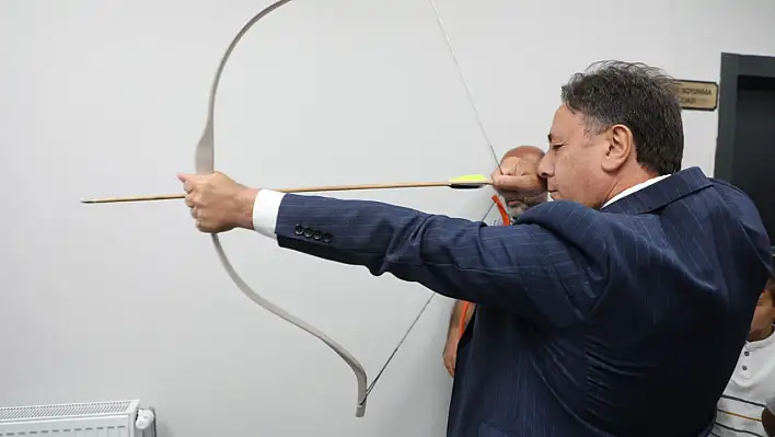 Başkan ok attı, öğrenciler coştu