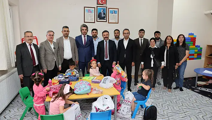 Başkan Özdoğan'dan öğrencilere sürpriz hediyeler
