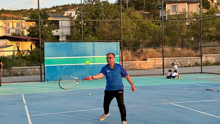 Başkan Özdoğan tenis oynadı