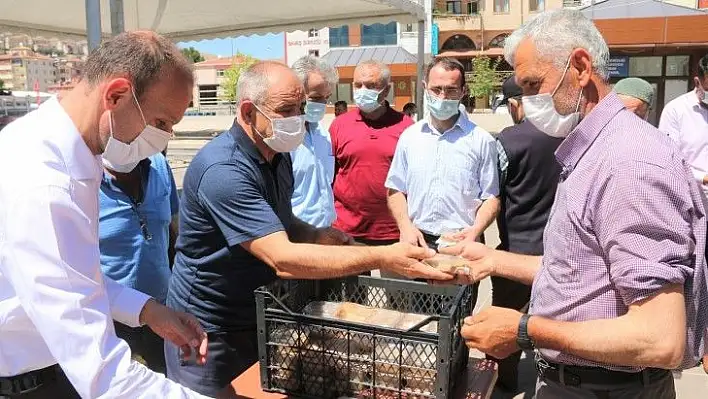Başkan Öztürk aşure ikram etti
