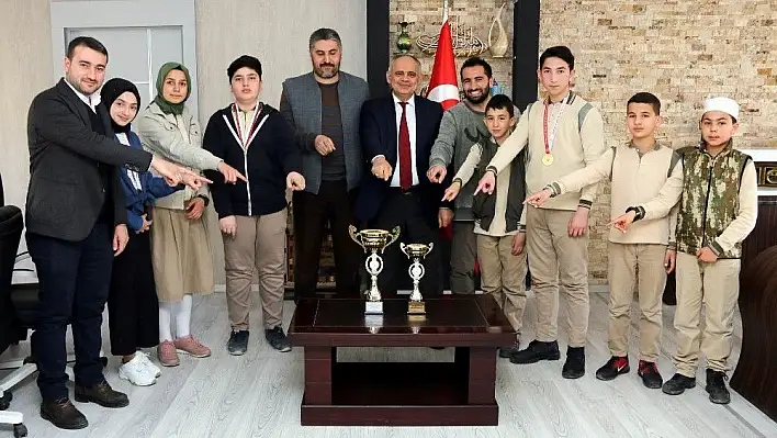 Başkan Öztürk İmam Hatipli öğrencileri makamında kabul etti
