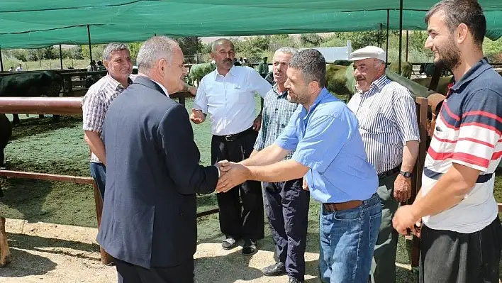 Başkan Öztürk Kurban Pazarını ziyaret etti
