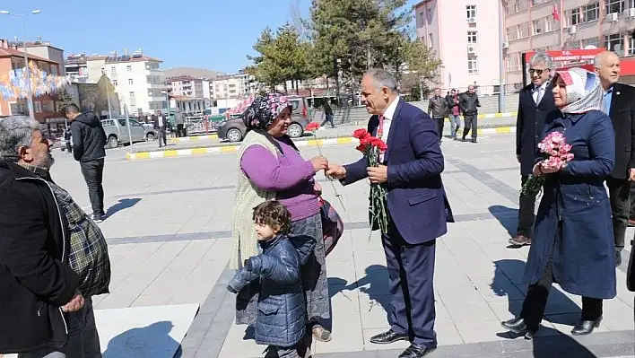 Başkan Öztürk 8 Mart'ta karanfil dağıttı