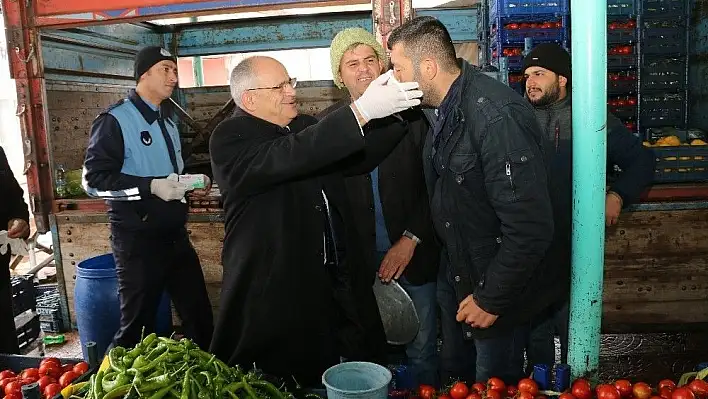 Pazarcı esnafına maske dağıtıldı