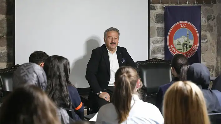 Palancıoğlu'ndan gençlere: Kendinize güvenin, çok çalışın