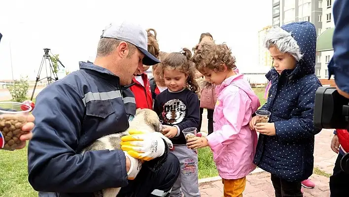 Başkan Palancıoğlu, minik öğrencilere hayvan sevgisini anlattı