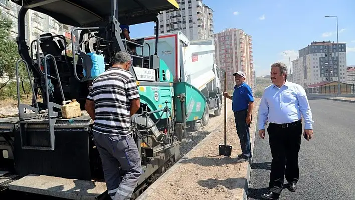 Başkan Palancıoğlu'ndan asfalt ekibine karpuz ikram etti
