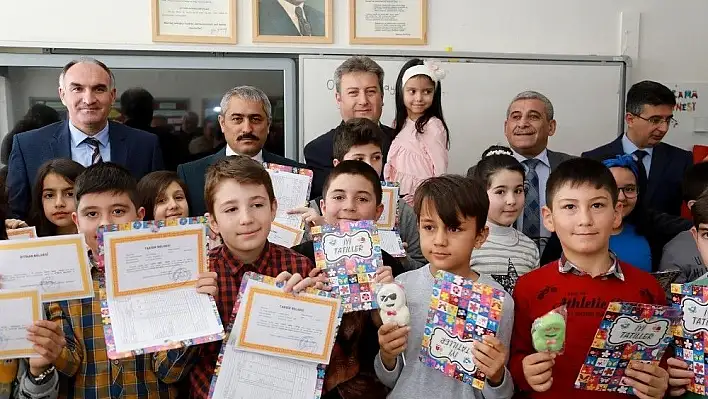 Başkan Palancıoğlu öğrencilerin karne heyecanına ortak oldu