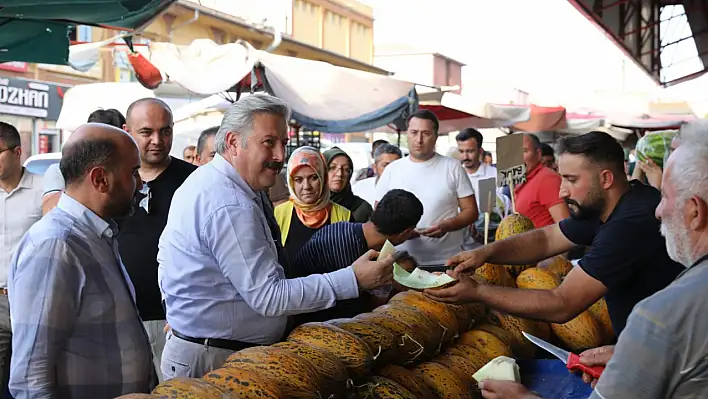 Başkan Palancıoğlu pazar tezgahlarını tek tek gezdi