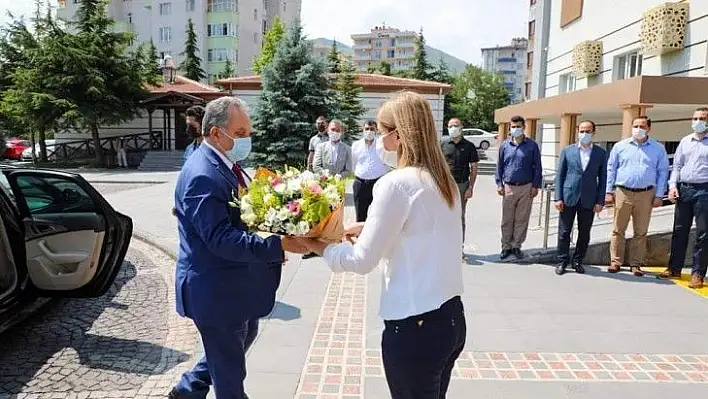 Başkan sağlığına kavuştu, mesaiye başladı