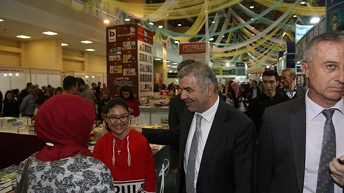 Başkan, Vali ve Rektörle Kitap Fuarı'nda
