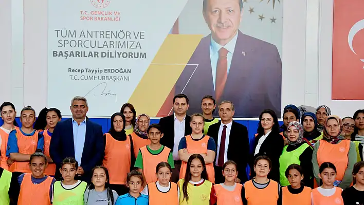 Başkan ve Kaymakamdan voleybol sahasında annelere sürpriz!
