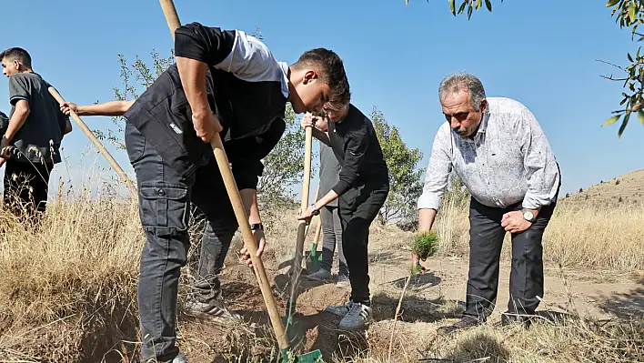 Başkan ve öğrenciler Ali Dağı'nı yeşillendirdi!