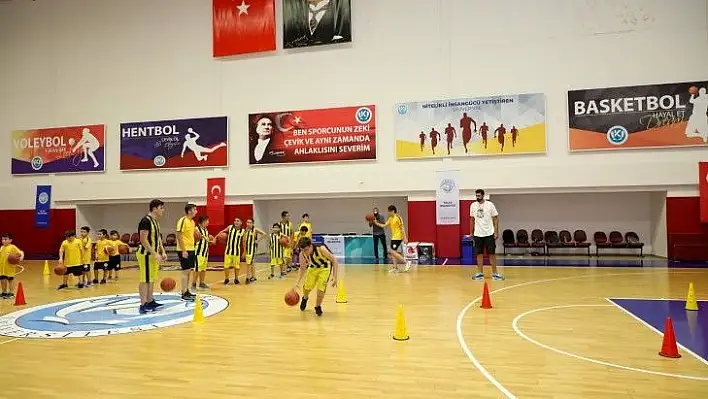 Başkan ve rektör fabrikada basketbolcularla buluştu