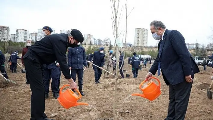 Başkan Yalçın'dan jandarma fidanlığına ağaç