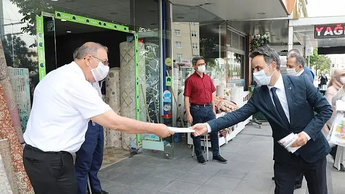 Başkan Yalçın ve Başkan Ekici maske dağıttı