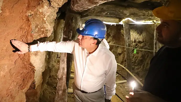 Başkan yer altına indi, yer altı doktorları ile görüştü