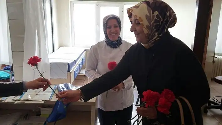 Bayan Çelik, hasta ve yaşlıları evlerinde ziyaret ediyor