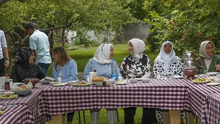 AK Partili kadınlar ve Belediye Başkan eşlerinden Yeşilhisar gezisi