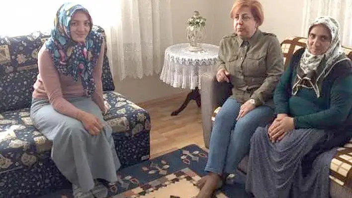 Bayan Kamçı ihtiyaç sahibi aileleri ziyaret ediyor