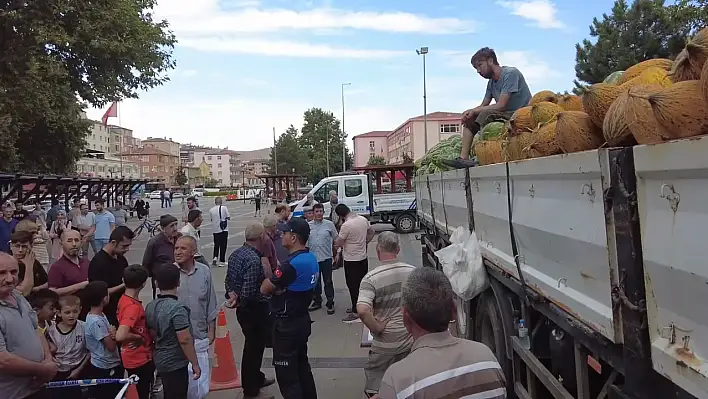 Bedava kavun ve karpuz meydanda böyle dağıtıldı!