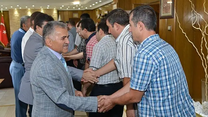 Belediye işçileri bayram öncesinde maaşları ile birlikte 3. dönem ikramiyelerini de aldı

