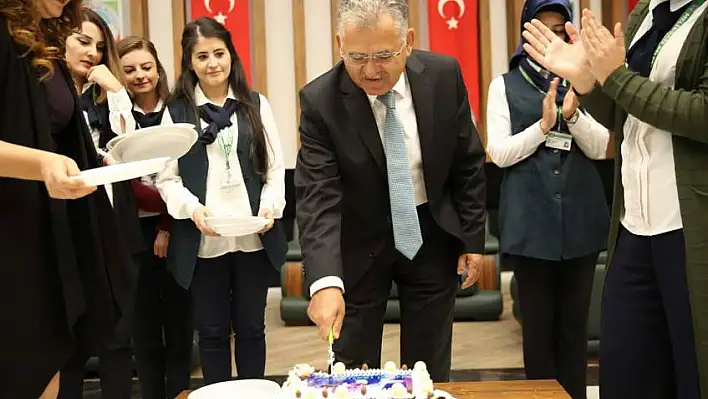 Belediye Personelinden Başkan Büyükkılıç'a Doğum Günü Sürprizi