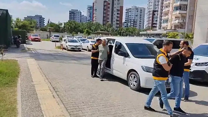 Belediye temizlik işçisini döven baba oğul yakalandı!