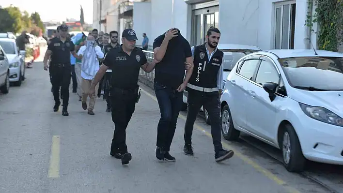 Belediyelere yapılan operasyonda gözaltına alınan 34 şüpheli adliyeye sevk edildi